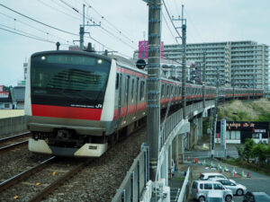 大網駅付近を通過する電車